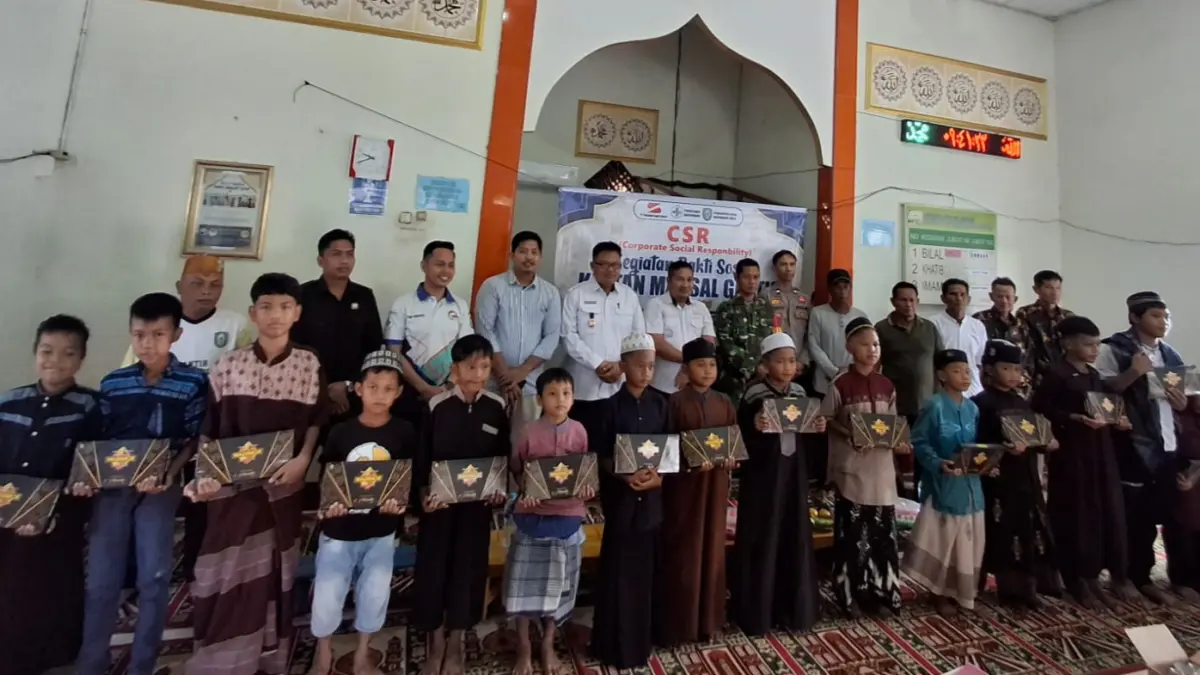 PT.SSM Bagendang saat melaksanakan sunatan massal di mesjid Nurul Islam Desa Bagendang Hulu, Kecamatan Mentaya Hilir Utara, Rabu (1/7/2026).(Humas)