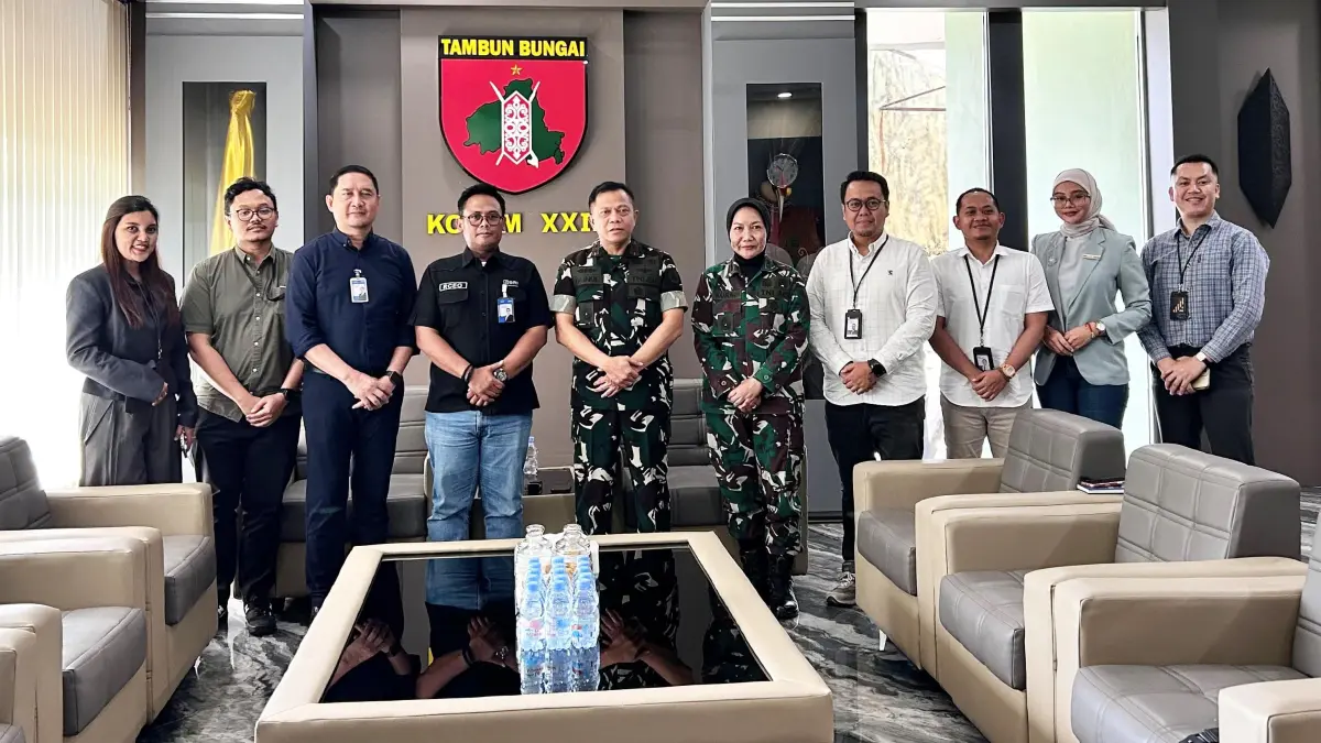 Regional CEO (RCEO) Region 14 Banjarmasin, Bambang Indriatmoko (empat kiri),dan Panglima Kodam (Pangdam) XXII/Tambun Bungai, Mayjen TNI Zainul Arifin, S.A.P., M.Sc