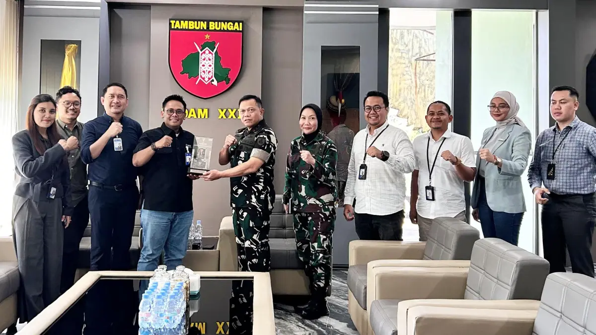 Regional CEO (RCEO) Region 14 Banjarmasin, Bambang Indriatmoko (empat kiri),dan Panglima Kodam (Pangdam) XXII/Tambun Bungai, Mayjen TNI Zainul Arifin, S.A.P., M.Sc
