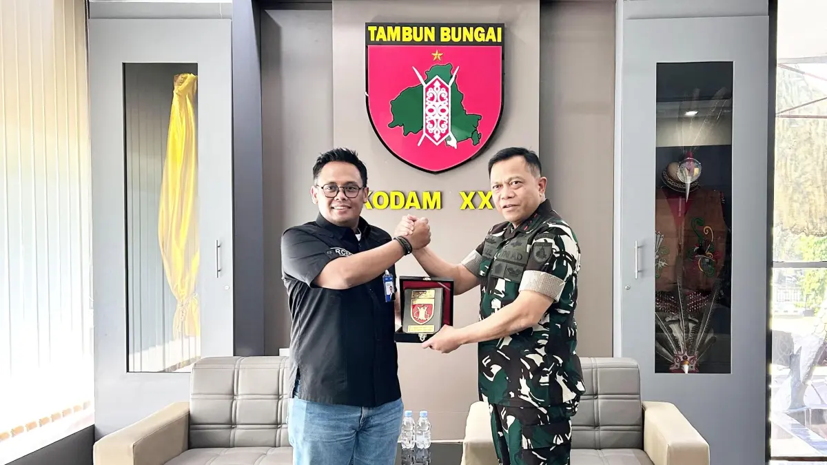 Regional CEO (RCEO) Region 14 Banjarmasin, Bambang Indriatmoko (kiri),dan Panglima Kodam (Pangdam) XXII/Tambun Bungai, Mayjen TNI Zainul Arifin, S.A.P., M.Sc