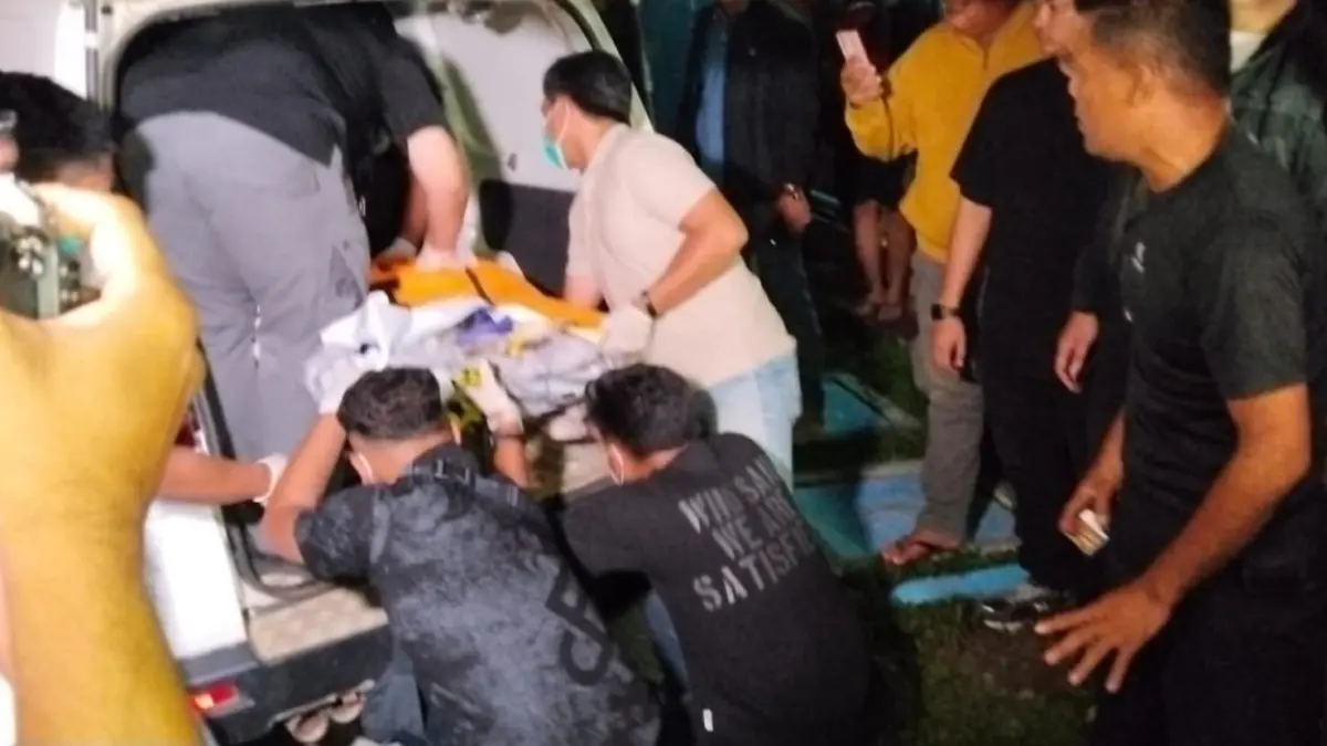 Jenazah Bripda Nopandri tiba di RS Bhayangkara. (Agus Jaya/Kalteng Pos)