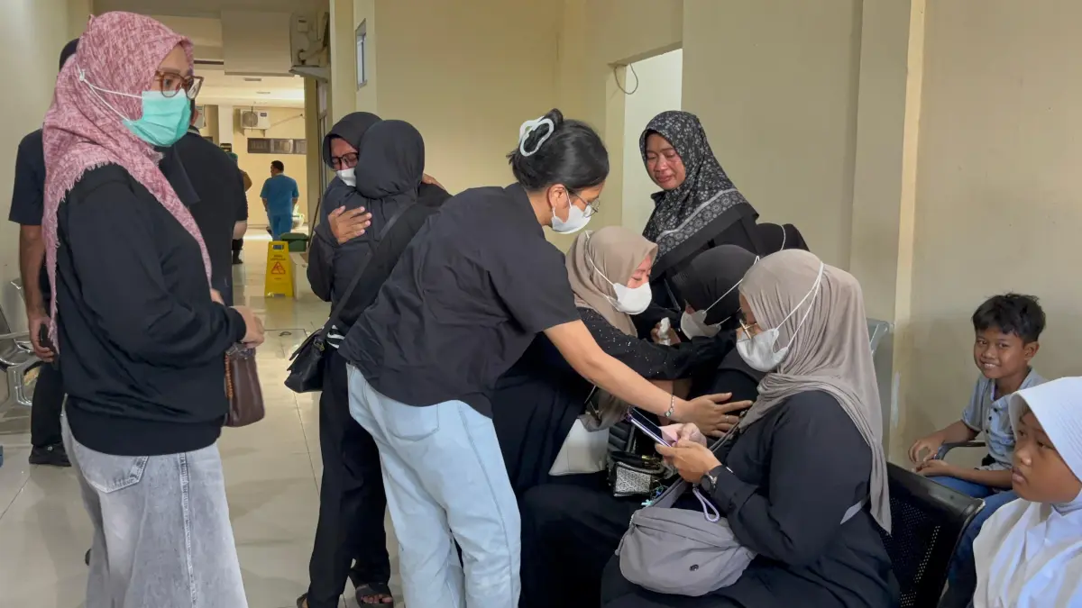 Keluarga dan rekan Aiptu Sumariyanto di RS Bhayangkara.(Rifqi/Kalteng Pos)