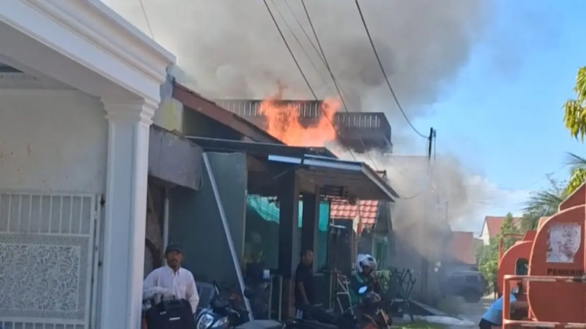 Api berkobar di rumah Jalan Manyar 9 Palangka Raya.(Agus Pramono/kaltengpos.jawapos.com)