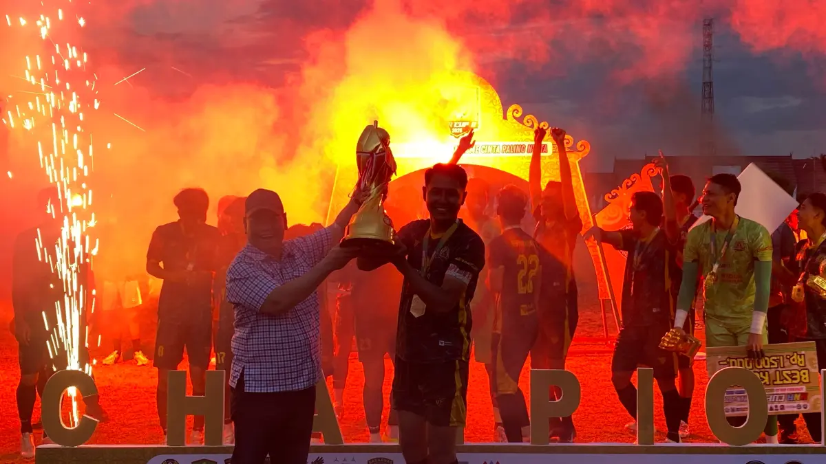 Bupati Halikinoor menyerahkan piala kepada Bhayangkara FC Mentaya.(Miftah/kaltengpos.jawapos.com)
