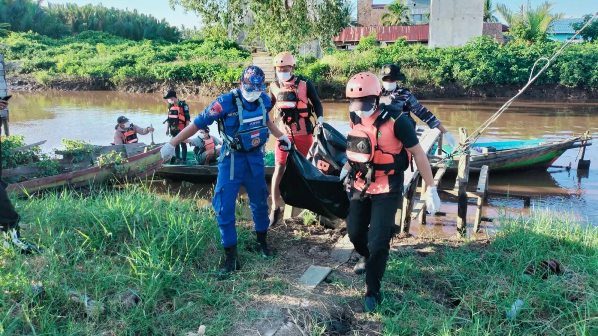 Evakuasi jasad ABK tug boat yang tenggelam.(Tim SAR)