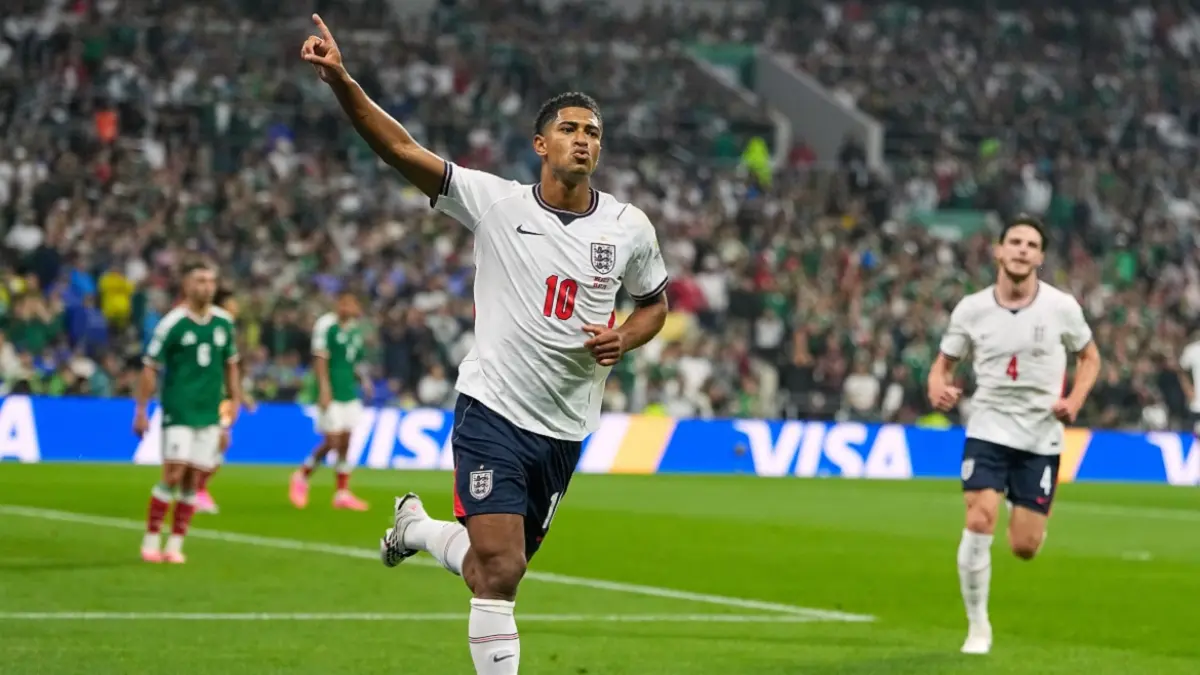 Timnas Inggris sukses melaju ke babak 8 besar Piala Dunia FIFA 2026 usai menang 3-2 atas Meksiko dalam laga seru yang berlangsung di Stadion Azteca, Senin (6/7/2026) pagi WIB. Brace Jude Bellingham mengantar The Three Lions ke babak selanjutnya. (Sumber: AP) 