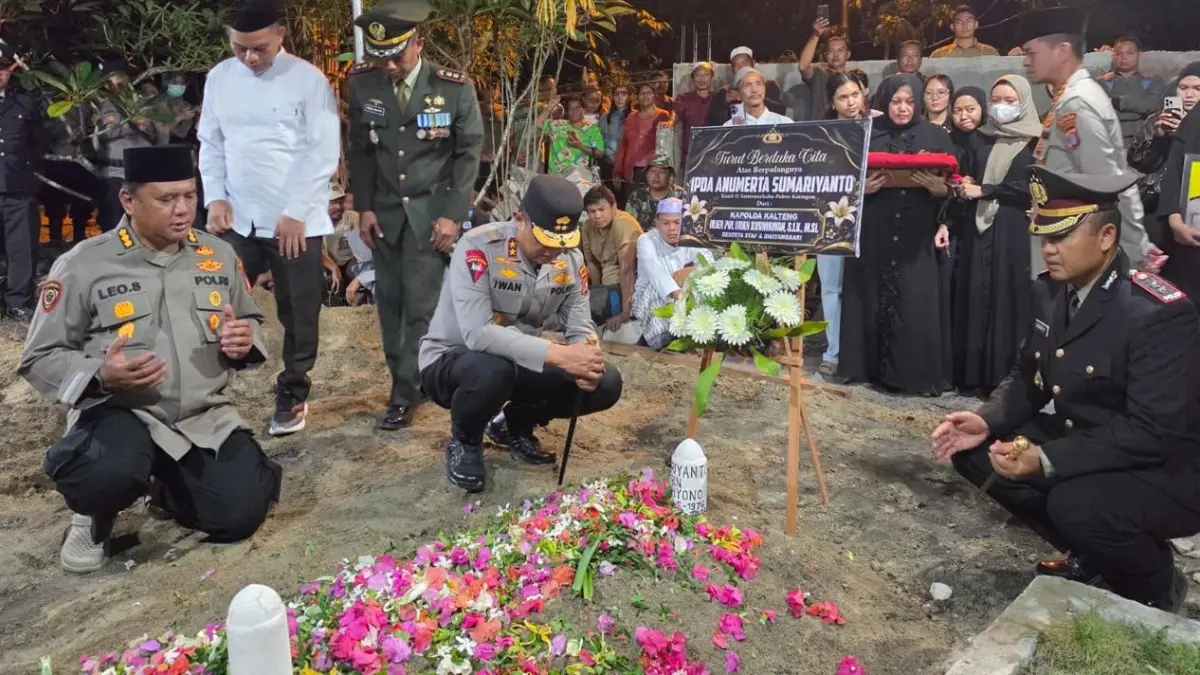 Prosesi pemakaman kedinasan Ipda Anumerta Sumariyanto di Kasongan, Kabupaten Katingan.(Humas)