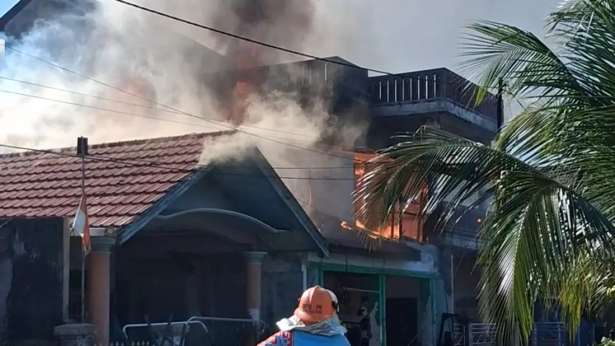 Api berkobar di rumah Jalan Manyar 9 Palangka Raya.(Agus Pramono/kaltengpos.jawapos.com)