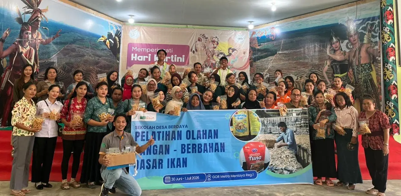 Pelatihan olahan pangan bersama PT KMB, Kabid UMKM Dinas
Koperasi dan UMKM Kotawaringin Timur dan Trainer Olahan Pangan.(Humas)