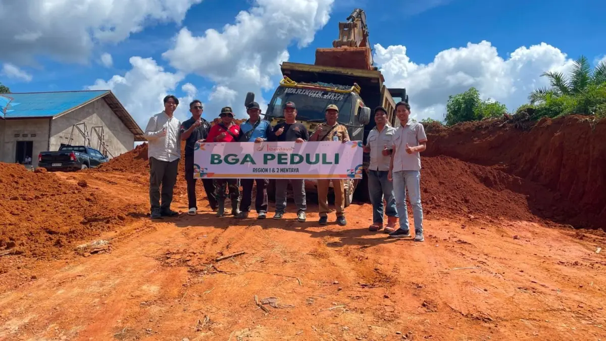 Perbaikan jalan menggunakan motor grader dan compactor untuk memastikan kestabilan dan kepadatan lapisan tanah.(Humas)