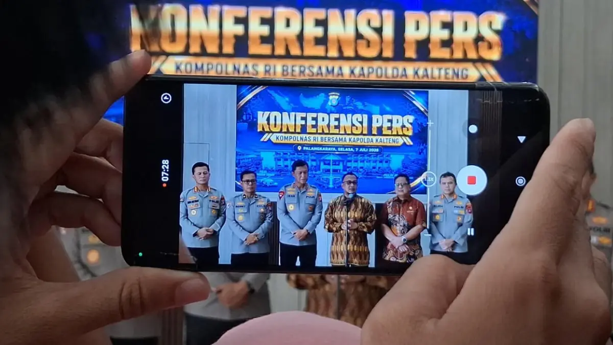 Perwakilan Tim Kompolnas, M Choirul Anam saat jumpa pers di Mapolda Kalteng.(Agus Pramono/kaltengpos.jawapos.com)