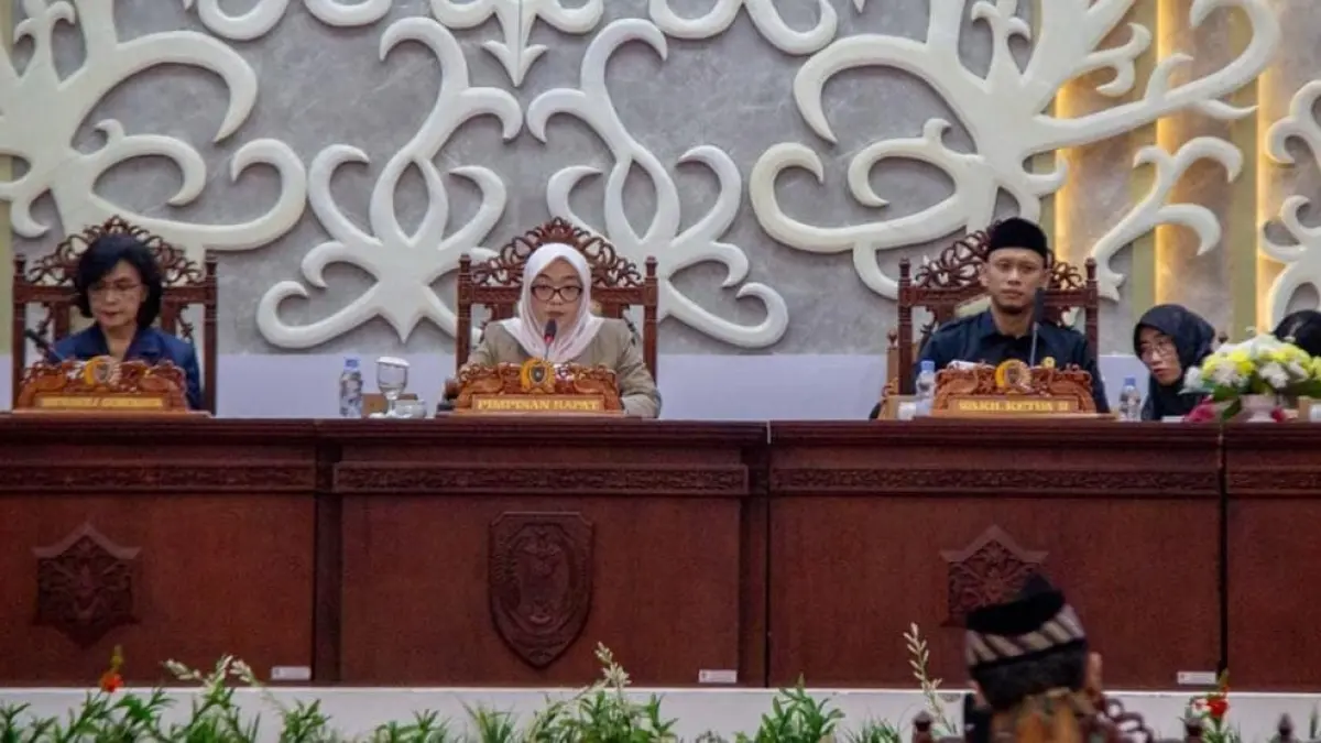 Wakil Ketua I DPRD Kalimantan Tengah Riska Agustin memimpin rapat paripurna di DPRD Kalteng bahas WPR. (Arief Prathama/kaltengpos.jawapos.com)