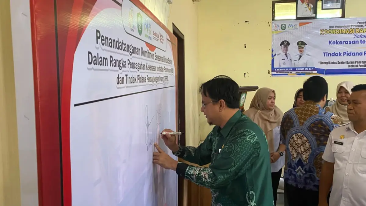 Kepala DP3AP2KB Kotim, Achmad Yusi menandatangani kesepakatan bersama pencegahan kekerasan terhadap perempuan dan TPPO.(Miftah/kaltengpos.jawapos.com)