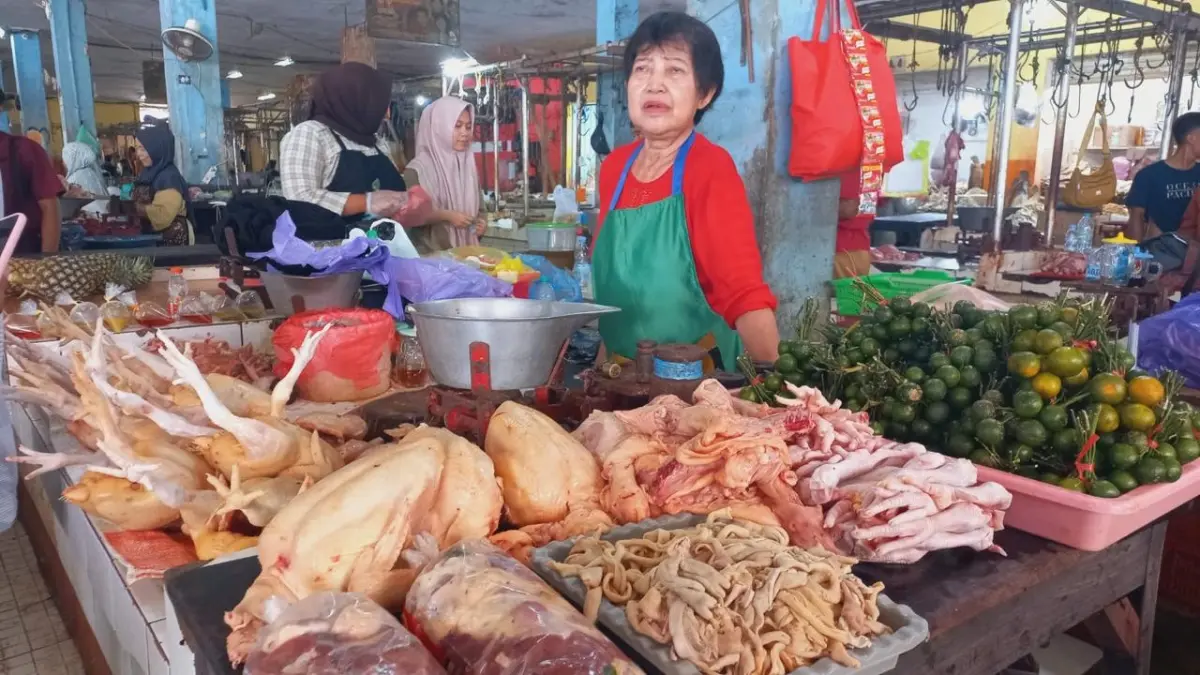 Penjual ayam di pasar yang ada di Sampit.(miftah/kaltengpos.jawapos.com)