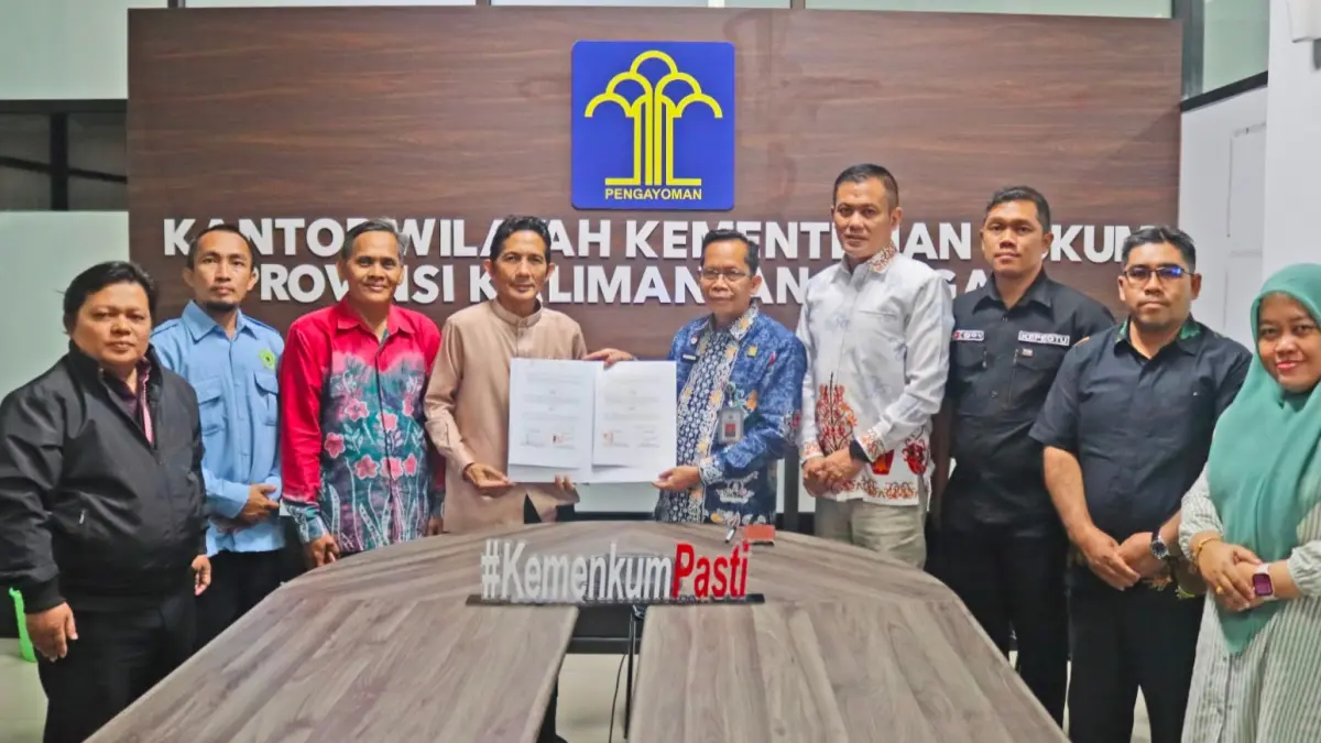 Kepala Kantor Wilayah Kementerian Hukum Kalimantan Tengah, Hajrianor, bersama Dekan Fakultas Syariah UIN Palangka Raya, Syarifuddin, didampingi para pejabat, dosen, dan perwakilan mahasiswa usai penandatanganan Perjanjian Kerja Sama (PKS).(Humas)