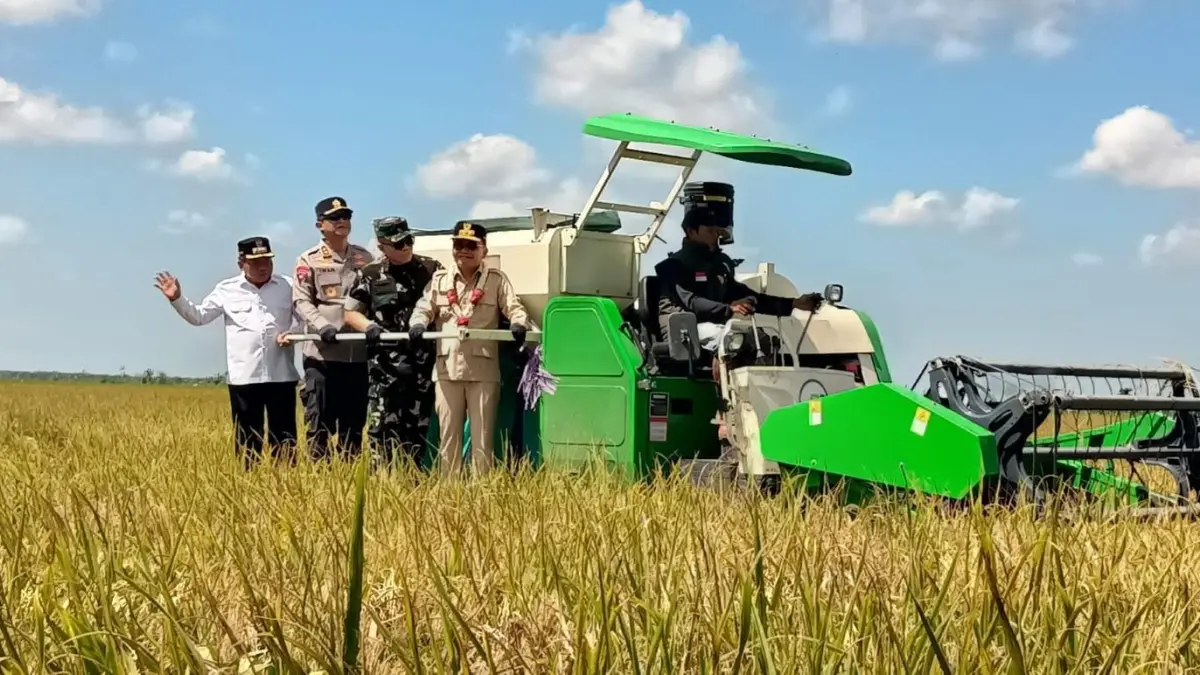Gubernur Kalteng H. Agustiar Sabran didampingi Bupati Kapuas HM Muhammad Wiyatno, Pangdam XXII/Tambun Bungai Mayjen TNI Zainul Arifin, Kapolda Kalteng Irjen Pol Iwan Kurniawan, dan Forkopimda menghadiri Panen Raya Padi di Desa Terusan Mulya, Kecamatan Bataguh.(Art/Kalteng Pos)