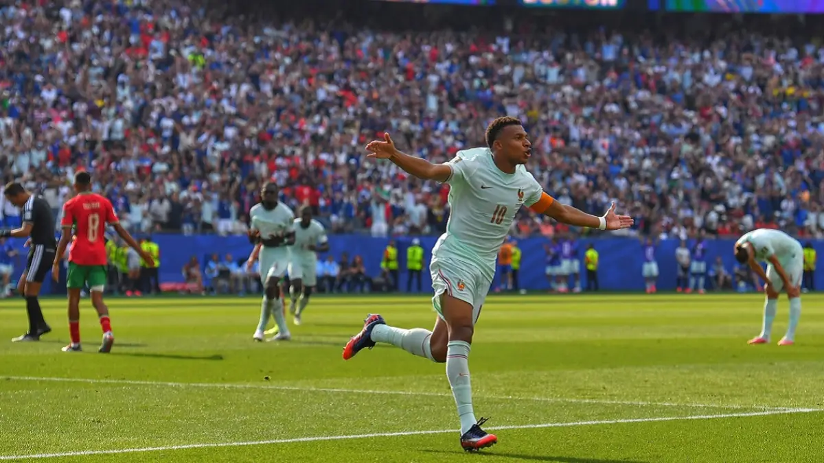 Kylian Mbappe kembali menempati posisi teratas pada daftar top skor Piala Dunia 2026 usai menumbang satu gol bagi Timnas Prancis dalam laga kontra Maroko pada babak perempat final, sekaligus menggeser Lionel Messi dari puncak. (Sumber: AP Photo/Steven Senne)