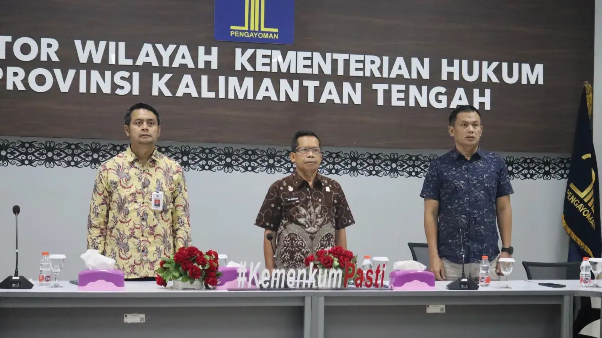 Kakanwil Kemenkum Kalteng Hajrianor, didampingi Kepala Divisi Peraturan Perundang-undangan dan Pembinaan Hukum, Muhamad Mufid, serta Kepala Bagian Tata Usaha dan Umum, Deny Harlianto, saat mengikuti Forum Pengaduan Pelayanan Publik “PASTI ADA SOLUSI” Episode 6 secara virtual di Aula Kahayan Kanwil Kemenkum Kalteng, Jumat (10/7/2026).(Humas)