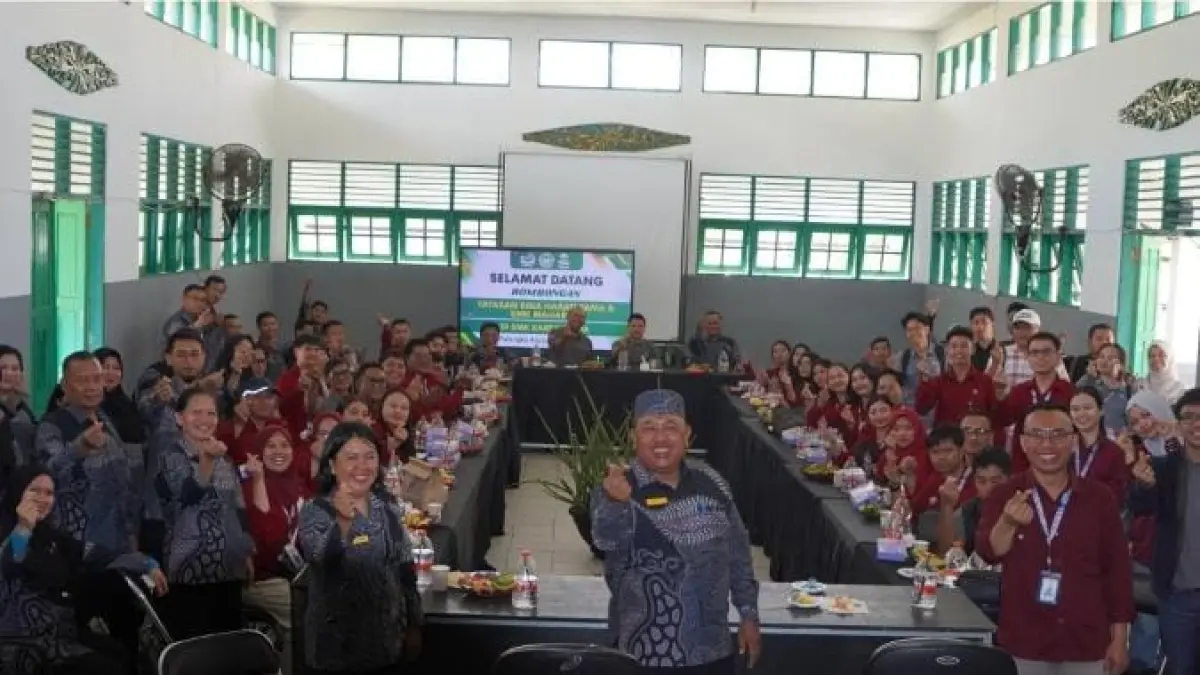 Rombongan SMK Maharati yang dipimpin Kepala SMK Maharati Aris Dianto bersama Kepala SMK Karsa Mulya Palangka Raya Marsiyo, perwakilan manajemen PT Pamapersada Nusantara Suryadi, serta jajaran pengurus Yayasan Bina Harati PAMA berfoto bersama usai kegiatan benchmark di SMK Karsa Mulya Palangka Raya.(Humas)