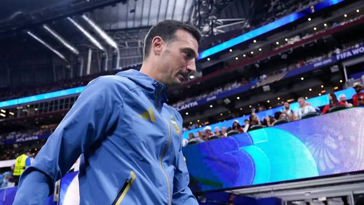 Argentina sukses melaju ke semifinal Piala Dunia 2026 usai menyingkirkan Swiss dengan skor 3-1. Meski begitu, pelatih kepala Lionel Scaloni mengaku tidak mudah bagi timnya untuk meraih kemenangan itu. (Sumber: Jose Breton/Pics Action/NurPhoto via Getty Images)