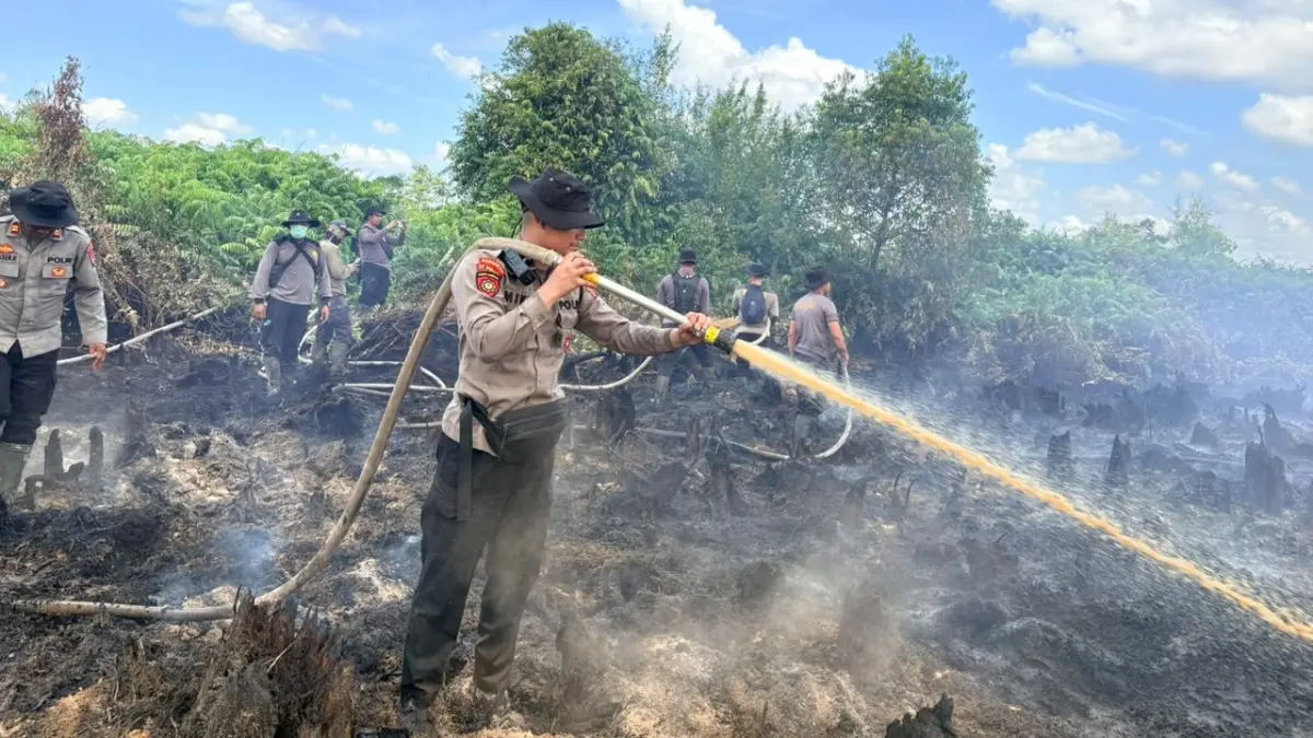 Anggota Ditsamapta Polda Kalteng melakukan pemadaman karhutla di Tumbang Nusa.(Humas)