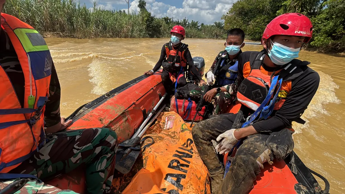 Basarnas melakukan evakuasi korban serangan buaya.(Basarnas)