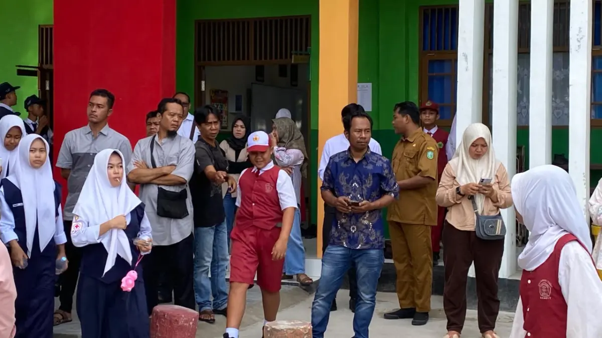 Beberapa ayah mengantar anaknya di hari pertama masuk sekolah di Sampit.(Miftah/kaltengpos.jawapos.com)