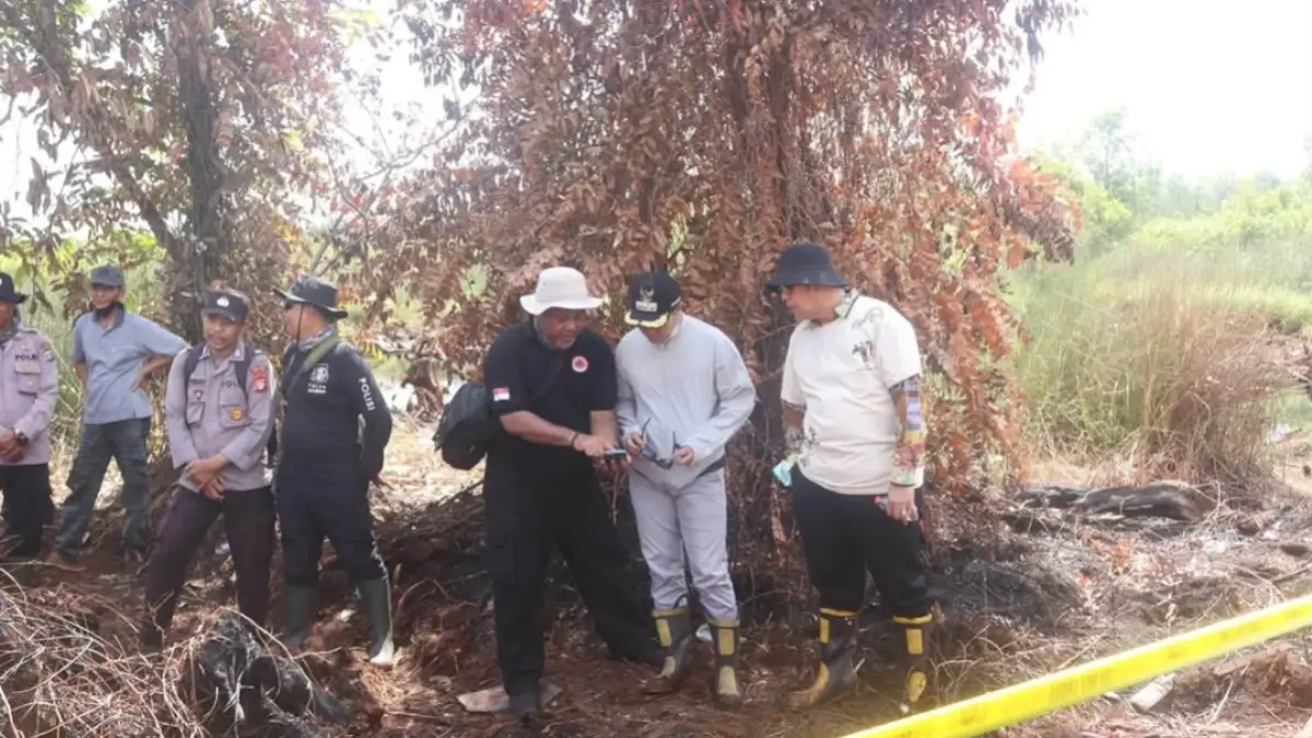 Bupati Pulang Pisau H. Ahmad Rifa’i bersama Wakil Bupati H. Ahmad Jayadikarta meninjau lokasi karhutla di Desa Tumbang Nusa.(Humas)