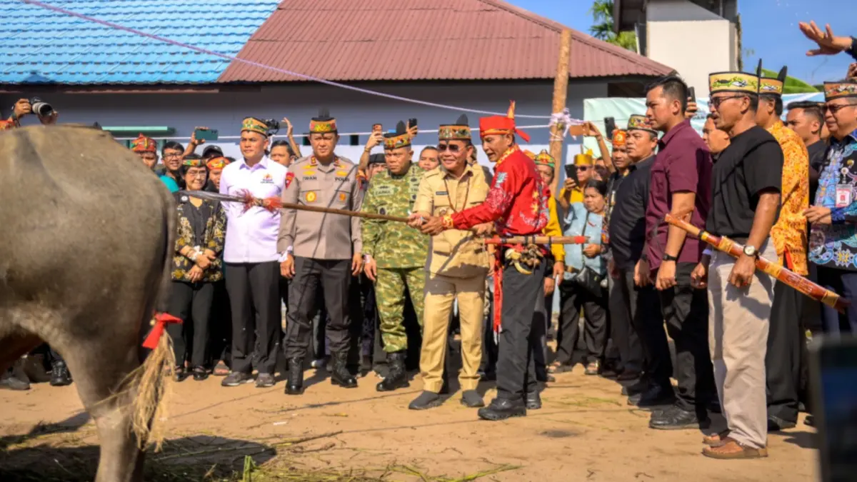 Gubernur Kalteng H Agustiar Sabran bersama forkopimda hadir dalam acara tiwah keluarga besar Upin Gawi di Jalan G Obos VIII Palangka Raya.(Arief Prathama/Kalteng Pos)