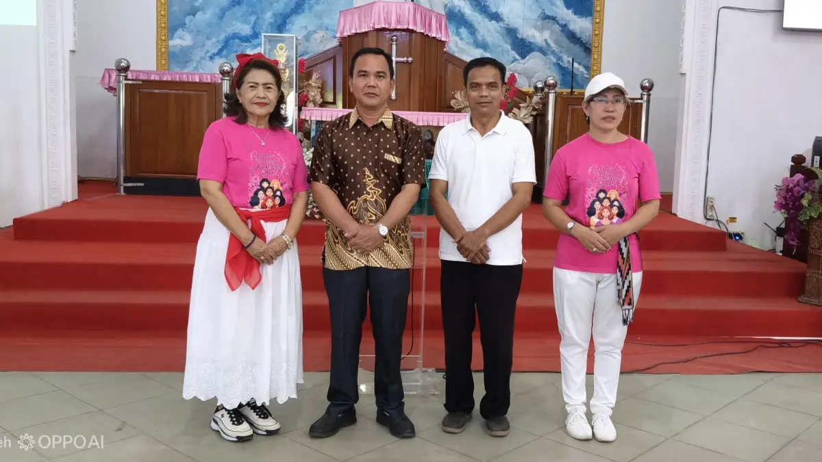 Dari kiri: Ketua KPPer Resort Pahandut P. Raya Hilir, Yulinda Lampe, Ketua Majelis Resort GKE Pahandut P. Raya Hilir, Pdt. Cucue Meiyadie MTh, Ketua Majelis GKE Agape, Pdt.Dasviron, S.Th dan Ketua SPPer GKE Agape, Pnt.Isa Ariayini, hadir di perayaan hari perempuan GKE.(Iyan/Kalteng Pos)