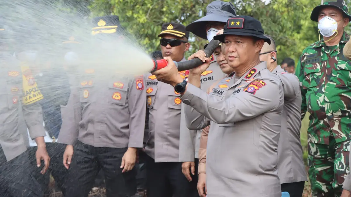 Kapolda Kalimantan Tengah Irjen Pol Iwan Kurniawan turun langsung memimpin upaya pemadaman kebakaran hutan dan lahan di Tumbang Nusa