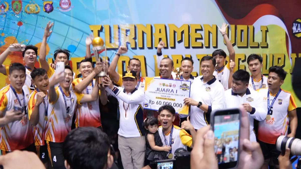 Penyerahan piala bergilir Turnemen Voli Kapolda Kalteng Cup tahun 2026.(Humas)