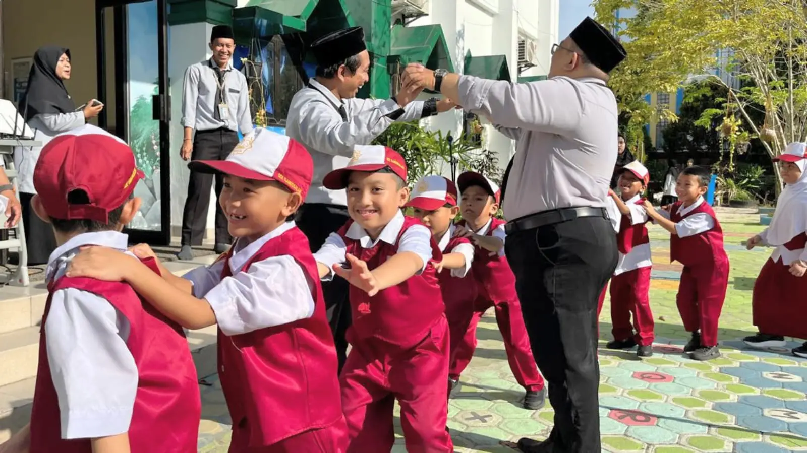 Permainan kereta api yang diikuti oleh seluruh tenaga pengajar dan murid SDIT Darussalam Palangka Raya sebelum memasuki ruang kelas. Ayu/kaltengpos.jawapos.com