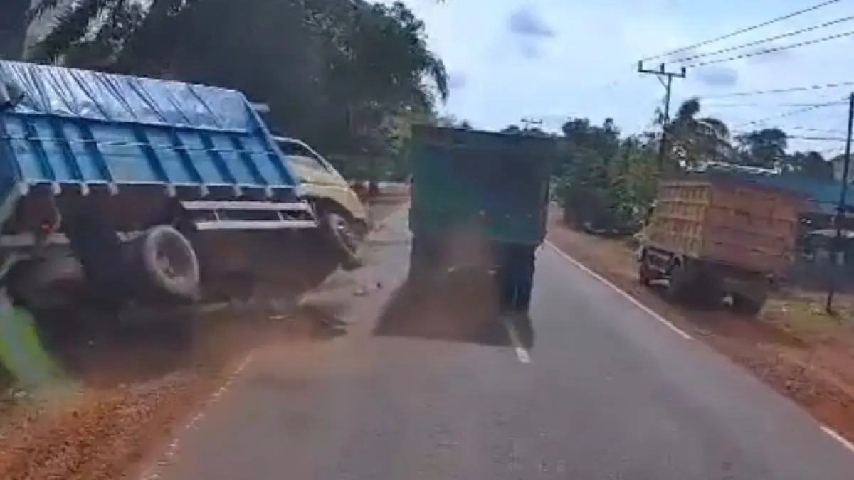 Truk terguling dan menimpa sepeda motor di Sungai Paring.(Facebook)
