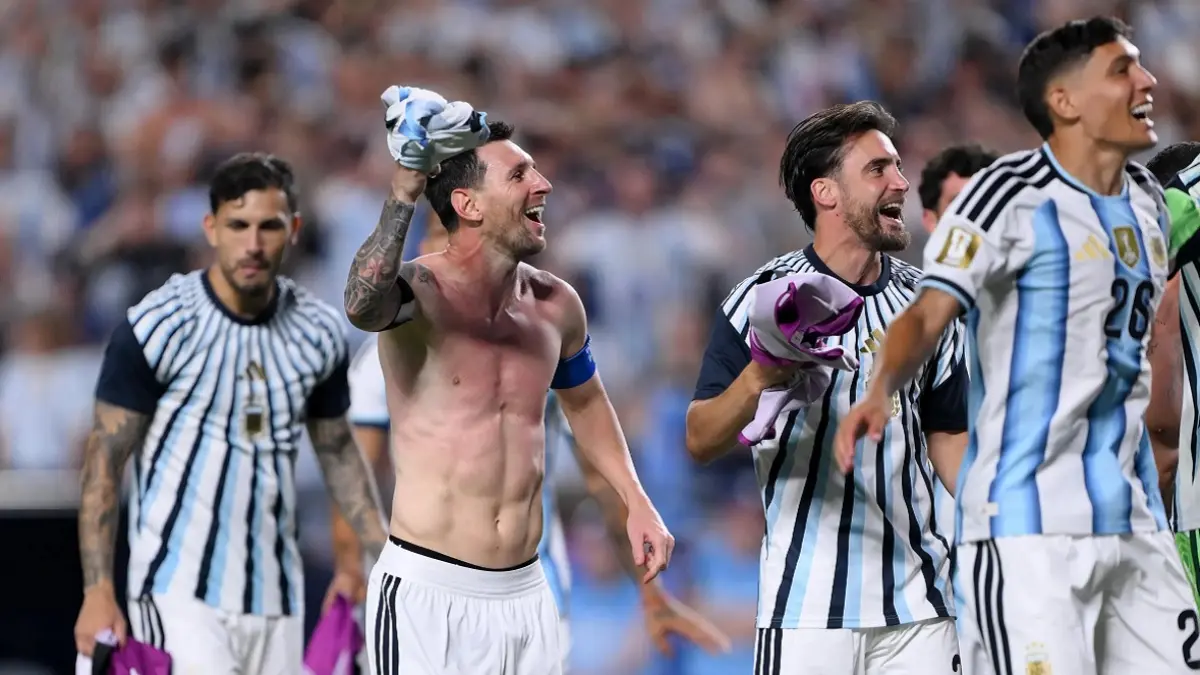 Timnas Argentina sukses melangkah ke babak selanjutanya usai menang 3-1 atas pada babak perempat final Piala Dunia 2026 di Kansas City Stadium, Minggu (12/7) pagi WIB. Dengan hasil itu, Argentina dipastikan bertemu Inggris di babak semifinal. (Sumber: David Ramos/Getty Images)