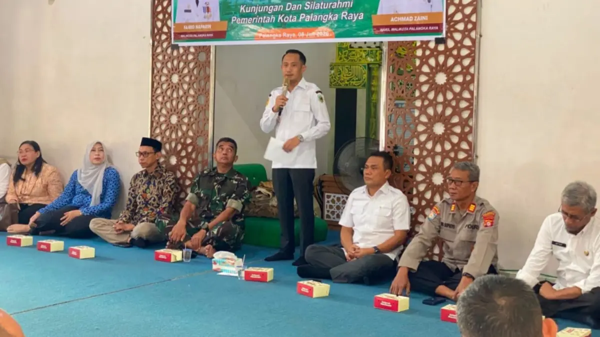 Wali Kota Fairid Naparin menyapa anak-anak saat anjangsana ke LKSA Budi Mulya dan LKSA El Ministry.(Kamila/Kalteng Pos)