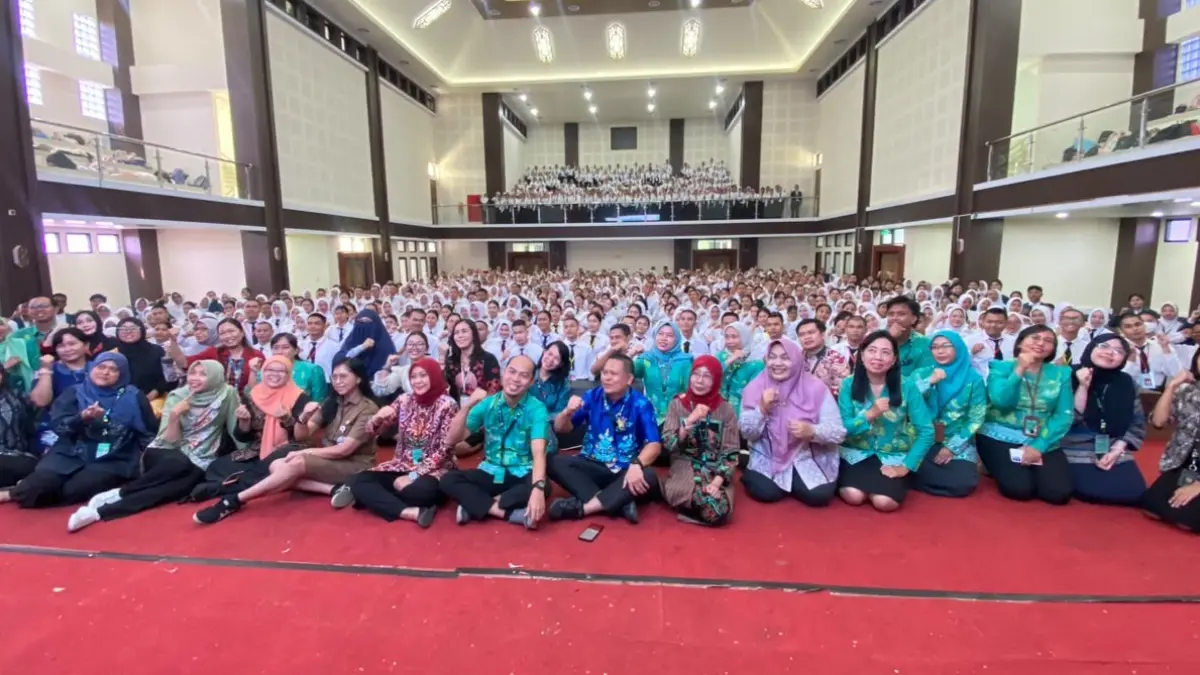 Jajaran Sivitas Akademika Politeknik Kesehatan Kementerian Kesehatan (Poltekkes Kemenkes) Palangka Raya foto bersama 884 mahasiswa baru saat pembukaan Kegiatan PKKMB di Auditorium Poltekkes Kemenkes Palangka Raya, Selasa (14/7/2026). Kamila/kaltengpos.jawapos.com