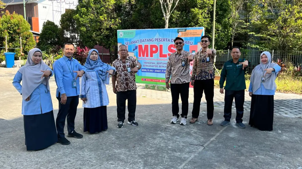 FOTO BERSAMA: Kepala SD Islam Darussalam Jamatul Solihin (dua dari kiri) bersama Ketua YPID Hamdanah, Ketua Pengawas YPID Mulyono, Tim Direktorat Sekolah Dasar, Kabid Pembinaan SD Disdik Kota Palangka Raya beserta dewan guru usai kunjungan MPLS Ramah. Ayu/kaltengpos.jawapos.com