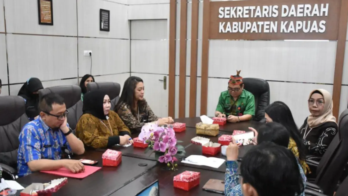 Asisten Pemerintahan dan Kesejahteraan Rakyat Setda Kapuas, Romulus, memimpin rapat finalisasi penilaian kelayakan penerapan PPK-BLUD RS Kelas D Pratama Pujon.(Humas)