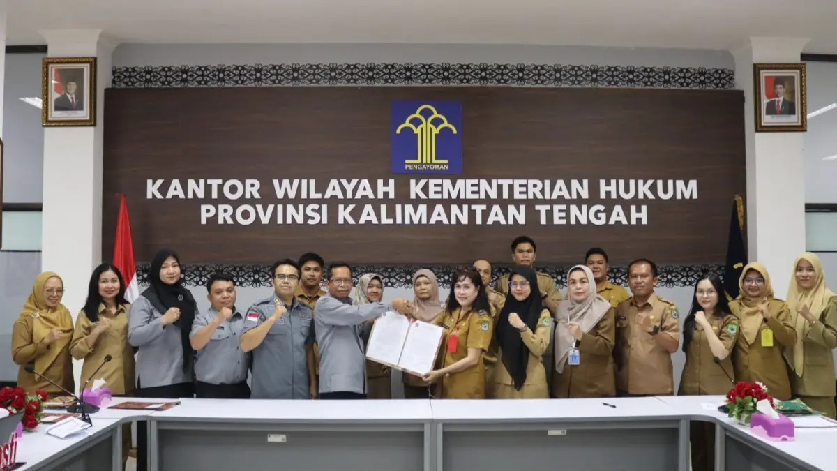 Kakanwil Kemenkum Kalteng Hajrianor, bersama jajaran Pemkab Kapuas dan Tim Perancang Peraturan Perundang-undangan berfoto bersama usai Rapat Harmonisasi tiga Raperbup Kabupaten Kapuas.(Humas)