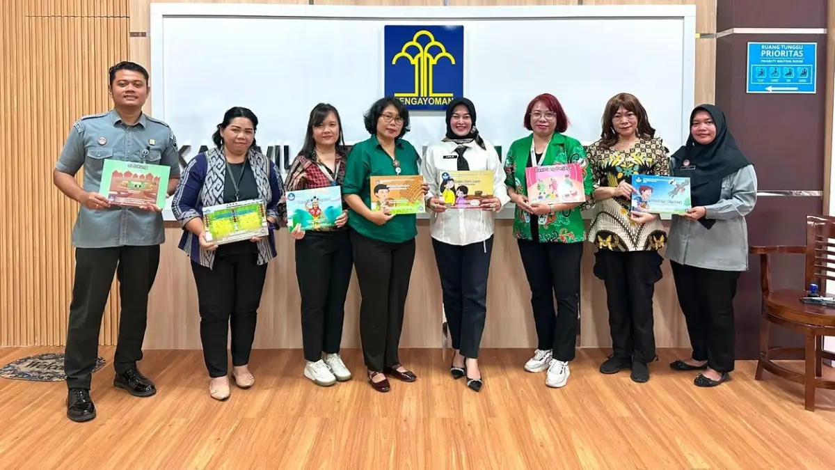 Kepala Bidang Pelayanan Kekayaan Intelektual Kanwil Kemenkum Kalteng, Laila Rahmawati, bersama Kepala Subbagian Umum Balai Bahasa Provinsi Kalimantan Tengah, Kambang usai konsultasi dan koordinasi terkait pencatatan Hak Cipta karya literasi.(humas)