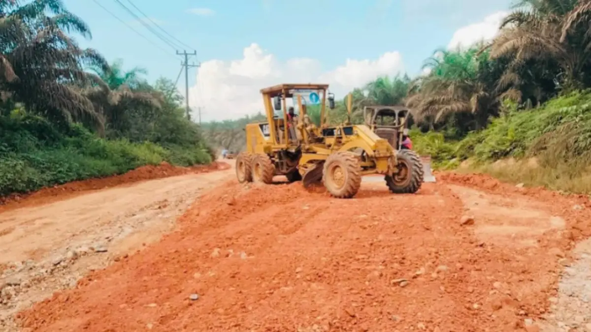 Alat berat mulai dikerahkan ke lokasi proyek untuk mengerjakan peningkatan ruas Jalan Simpang Sepaku menuju Desa Perigi Raya.(Humas)
