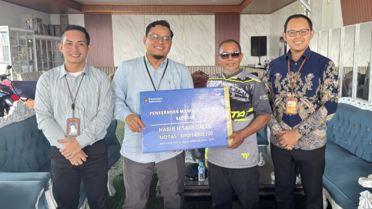 Branch Manager PT TASPEN (Persero) KC Palangka Raya Muchlis Herdian menyerahkan secara simbolis manfaat pensiun kepada Habib H Said Ismail.(humas)