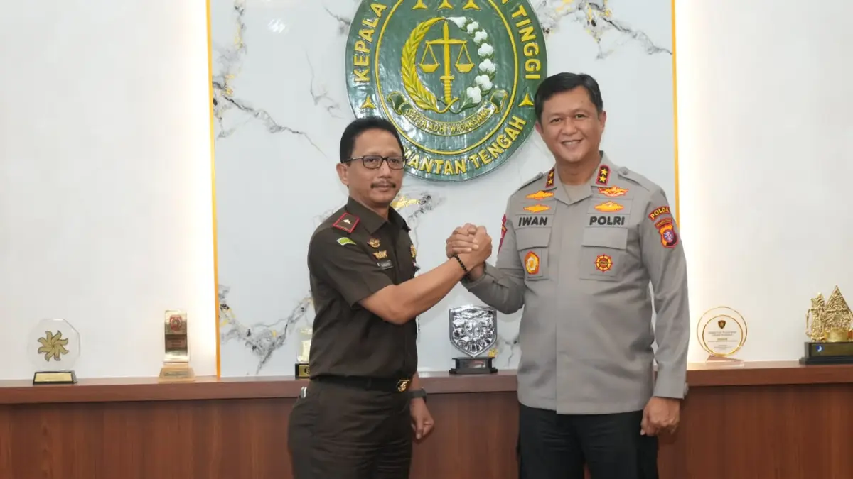 Kapolda Kalteng Irjen Pol. Iwan Kurniawan bersama Kajati Nurcahyo JM.(Humas)&nbsp;