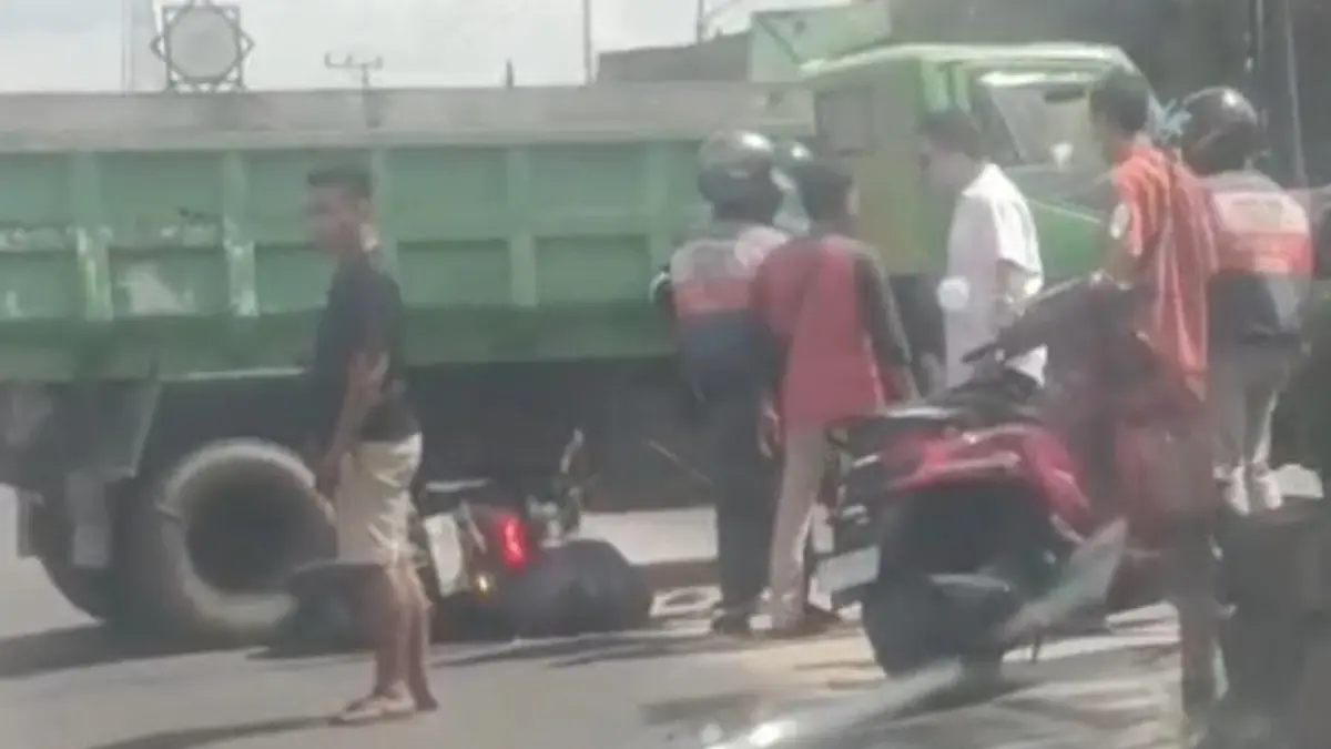 Kecelakaan di putar balik antara truk dengan sepeda motor.(Screenshoot)