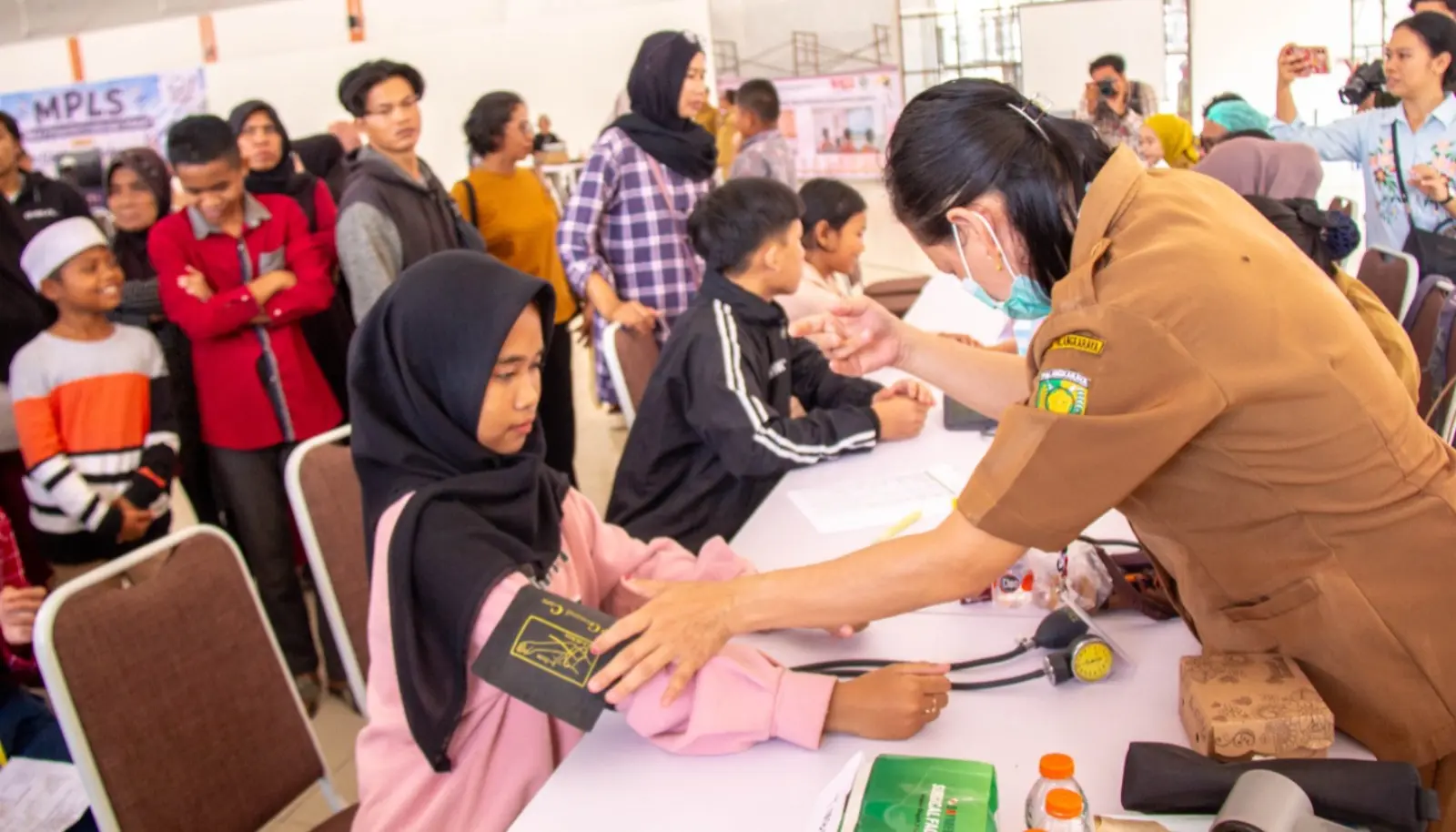 Para peserta didik menjalani pemeriksaan kesehatan.(Arief Prathama/Kalteng Pos)