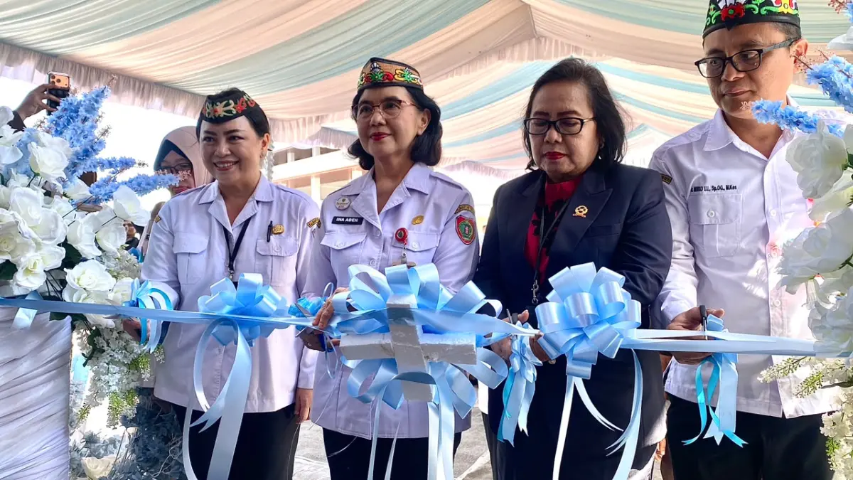 RESMIKAN: Direktur Rumah Sakit (RS) Kalawa Atei, Seniriaty (pertama dari kiri) bersama Plt Sekretaris Daerah Provinsi Kalimantan Tengah, dr Linae Victoria Aden, (kedua dari kiri) saat melakukan pemotongan pita sebagai tanda diresmikannya Gedung Rehabilitasi NAPZA Terpadu “Isen Mulang Akademi” di kawasan Bukit Rawi, Rabu (15/7/2025). SHAFA KAMILA/Kalteng Pos.