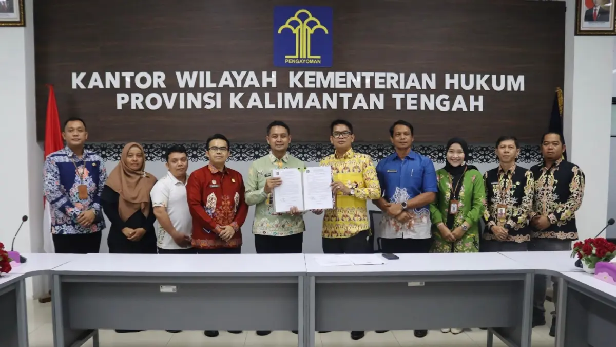 Kepala Divisi Peraturan Perundang-undangan dan Pembinaan Hukum Kanwil Kemenkum Kalteng, Muhamad Mufid, bersama jajaran Pemko Palangka Raya, Pemkab Barito Timur, dan Tim Perancang Peraturan Perundang-undanganusai Rapat Harmonisasi tiga rancangan produk hukum daerah di Aula Kahayan Kanwil Kemenkum Kalteng.(Humas)