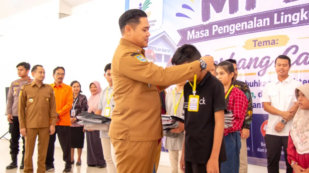 Kadisdik Kalteng Muhammad Reza Prabowo mengalungkan tanda peserta MPLS Sekolah Rakyat. Arief Prathama/Kalteng Pos