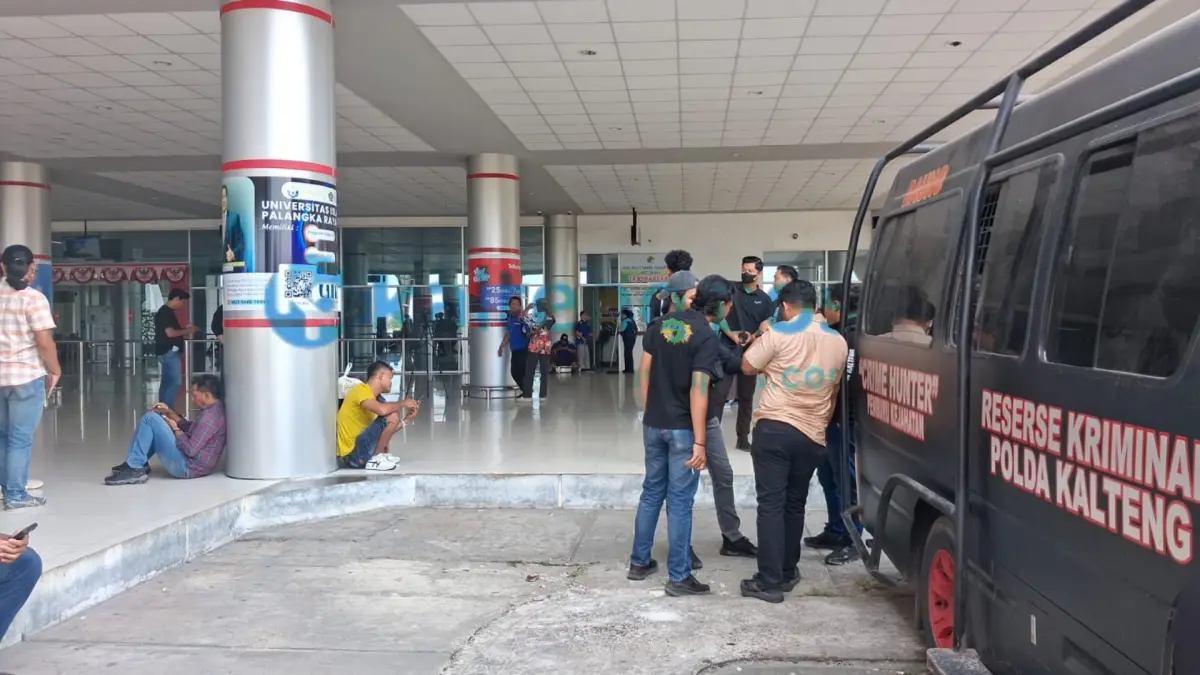 Mobil tahanan sudah siap di pintu kedatangan Bandara Tjilik Riwut.(Agus Pramono/kaltengpos.jawapos.com)